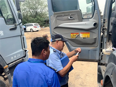 【企业安全警示教育】侯马交警联合多部门集中排查整治渣土运输车辆(图3)