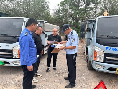 【企业安全警示教育】侯马交警联合多部门集中排查整治渣土运输车辆(图4)