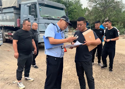 【企业安全警示教育】侯马交警联合多部门集中排查整治渣土运输车辆(图6)