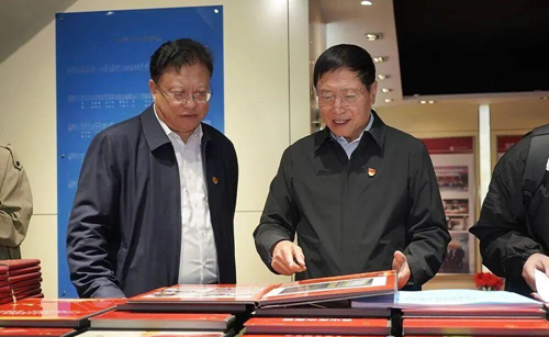 “吉林大学马克思主义学院基层党建调研实践基地”揭牌仪式在白山方大集团吉林省酒文化博物馆举行(图3) “吉林大学马克思主义学院基层党建调研实践基地”揭牌仪式在白山方大集团吉林省酒文化博物馆举行(图3)