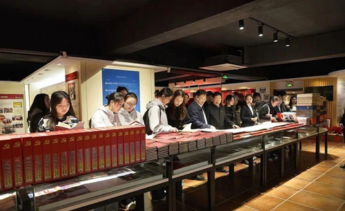 “吉林大学马克思主义学院基层党建调研实践基地”揭牌仪式在白山方大集团吉林省酒文化博物馆举行(图5) “吉林大学马克思主义学院基层党建调研实践基地”揭牌仪式在白山方大集团吉林省酒文化博物馆举行(图5)