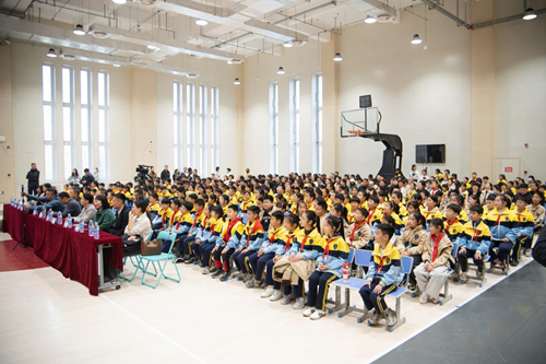 登高“阅”古今,双语“瞰”世界——雄东爱景小学双语阅读节圆满落幕(图7) 登高“阅”古今,双语“瞰”世界——雄东爱景小学双语阅读节圆满落幕(图7)