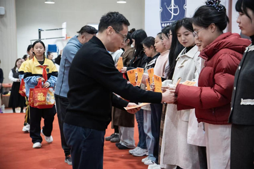 登高“阅”古今,双语“瞰”世界——雄东爱景小学双语阅读节圆满落幕(图9) 登高“阅”古今,双语“瞰”世界——雄东爱景小学双语阅读节圆满落幕(图9)