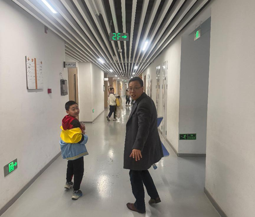 一位校长的弯腰，藏着师者最本真的模样(图1)