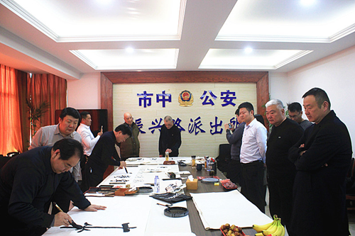 小雪迎墨香 文化润警营——书画名家走进警营共绘警民鱼水情侧记(图1) 小雪迎墨香 文化润警营——书画名家走进警营共绘警民鱼水情侧记(图1)